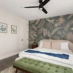 The Oasis Tropical Villa With Rooftop Views