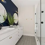 The Oasis Tropical Villa With Rooftop Views