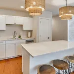Walk To Five Points East With Yard! Holiday home Nashville