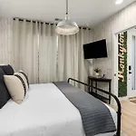 Holiday home The Americana Abode Rooftop Hot Tub Game *