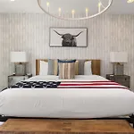 Holiday home The Americana Abode Rooftop Hot Tub Game