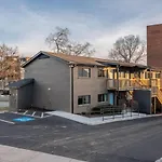 Multi-Condo Building With 7 Units 15 Bedrooms 22 Beds And Free Parking