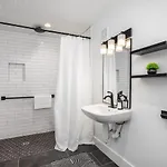Multi-condo Building With 7 Units 15 Bedrooms 22 Beds And Free Parking *