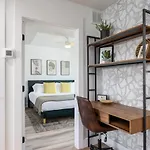 Holiday home Multi-condo Building With 7 Units 15 Bedrooms 22 Beds And Free Parking