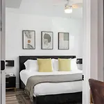 Multi-condo Building With 7 Units 15 Bedrooms 22 Beds And Free Parking Holiday home