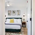 Holiday home Multi-condo Building With 7 Units 15 Bedrooms 22 Beds And Free Parking