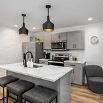 Multi-condo Building With 7 Units 15 Bedrooms 22 Beds And Free Parking