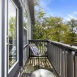 5 Mins To Downtown 2 Bed 1 Bath 2 Car Garage