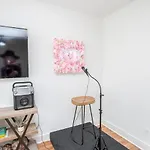 New! Beautiful Murals, Rooftop Deck & Karaoke! Nashville