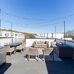 New! Beautiful Murals, Rooftop Deck & Karaoke! *