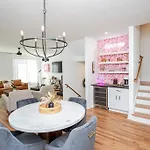Holiday home New! Beautiful Murals, Rooftop Deck & Karaoke!