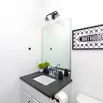 New! Beautiful Murals, Rooftop Deck & Karaoke! Holiday home Nashville