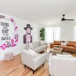 New! Beautiful Murals, Rooftop Deck & Karaoke! Nashville