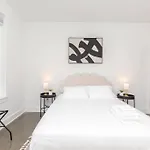 Holiday home New! Beautiful Murals, Rooftop Deck & Karaoke! *