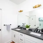 New! Beautiful Murals, Rooftop Deck & Karaoke! Holiday home *