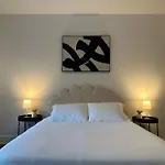 New! Beautiful Murals, Rooftop Deck & Karaoke! Holiday home
