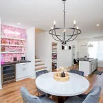 New! Beautiful Murals, Rooftop Deck & Karaoke! Holiday home *