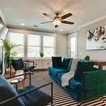 Stunning Nations Condo Minutes From Broadway