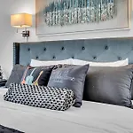 Lux East Nash-hot Tub & Rooftop Patio Holiday home *