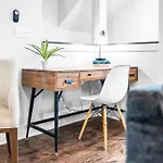 Holiday home Lux East Nash-hot Tub & Rooftop Patio *