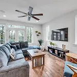 Lux East Nash-hot Tub & Rooftop Patio Holiday home *