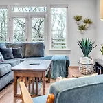 Holiday home Lux East Nash-hot Tub & Rooftop Patio *