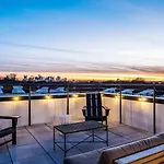 Rooftop Views Stylish Decor Nash Downtown Access Apartment *