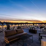 Rooftop Views Stylish Decor Nash Downtown Access *
