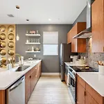 Apartment Rooftop Views Stylish Decor Nash Downtown Access *