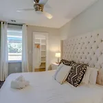 Holiday home Chic Private Rooftop Minutes To Downtown *