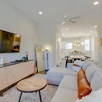 Chic Private Rooftop Minutes To Downtown Holiday home