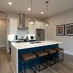 Large Royal Townhome Beautiful Design And Rooftop