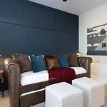 Large Royal Townhome Beautiful Design And Rooftop Holiday home