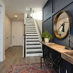 Holiday home Large Royal Townhome Beautiful Design And Rooftop