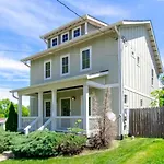 Hilltop Charmer Super Close To Downtown Three Bedroom