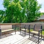 Hilltop Charmer Super Close To Downtown Three Bedroom *