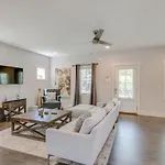 Holiday home Hilltop Charmer Super Close To Downtown Three Bedroom
