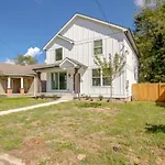 Luxurious Extraordinaire Three Bedroom Downtown Action