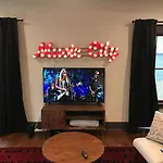 Holiday home Music Marvel Minutes To Broadway