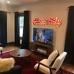 Holiday home Music Marvel Minutes To Broadway *