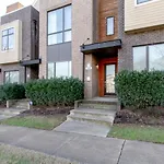 Spacious And Sleek Amazing Location Patio Space