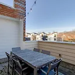 Spacious And Sleek Amazing Location Patio Space