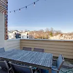 Spacious And Sleek Amazing Location Patio Space