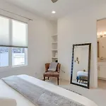 Spacious And Sleek Amazing Location Patio Space *