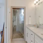 Spacious And Sleek Amazing Location Patio Space Holiday home Nashville