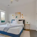 Spacious And Sleek Amazing Location Patio Space Holiday home