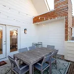 Spacious And Sleek Amazing Location Patio Space *