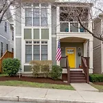 Vibrant Trendy Two Bedroom Near Marathon Village *