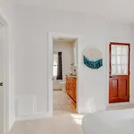 Vibrant Trendy Two Bedroom Near Marathon Village