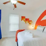 Vibrant Trendy Two Bedroom Near Marathon Village Holiday home *